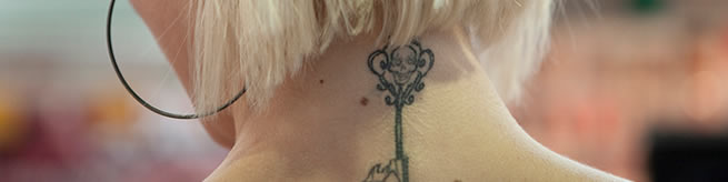  Tatuagens e piercing